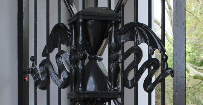 detail zandloper vleugels houten poort