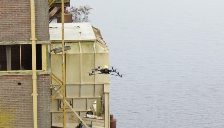 Drone maakt meet-data van lastig bereikbare geveldelen boven het water