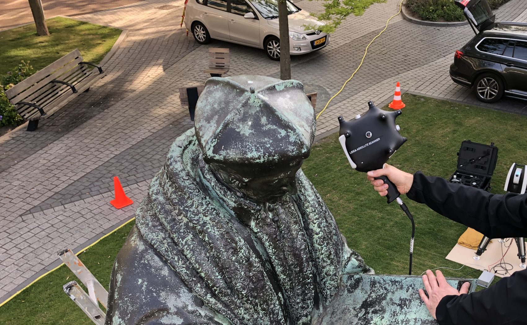 Scannen van beeld Erasmus van Rotterdam met handscanner - lasertracker