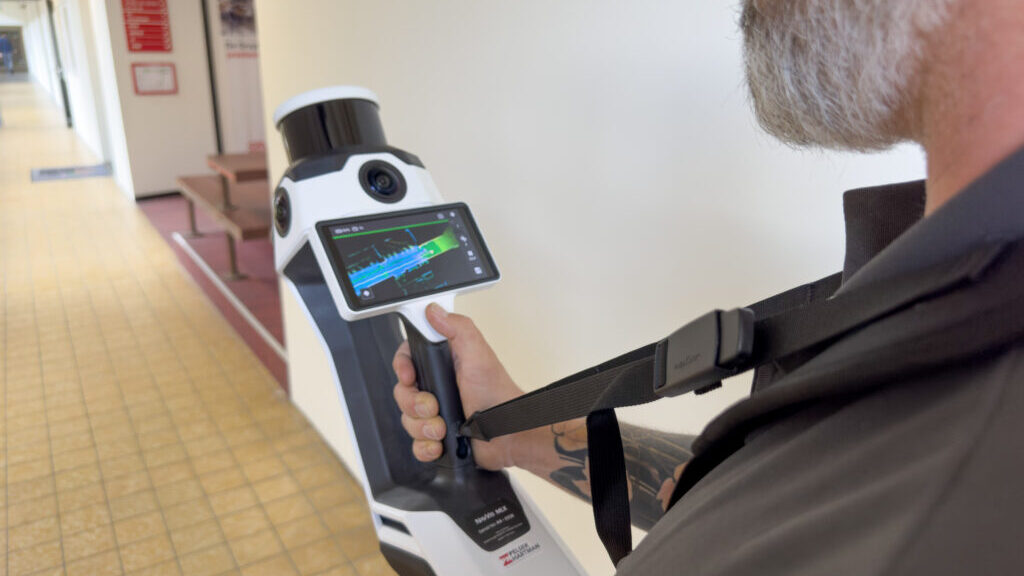 Close up van de NavVis MLX mobiele 3D laserscanner met voorgang van scan te volgen op ingebouwde touchscreen